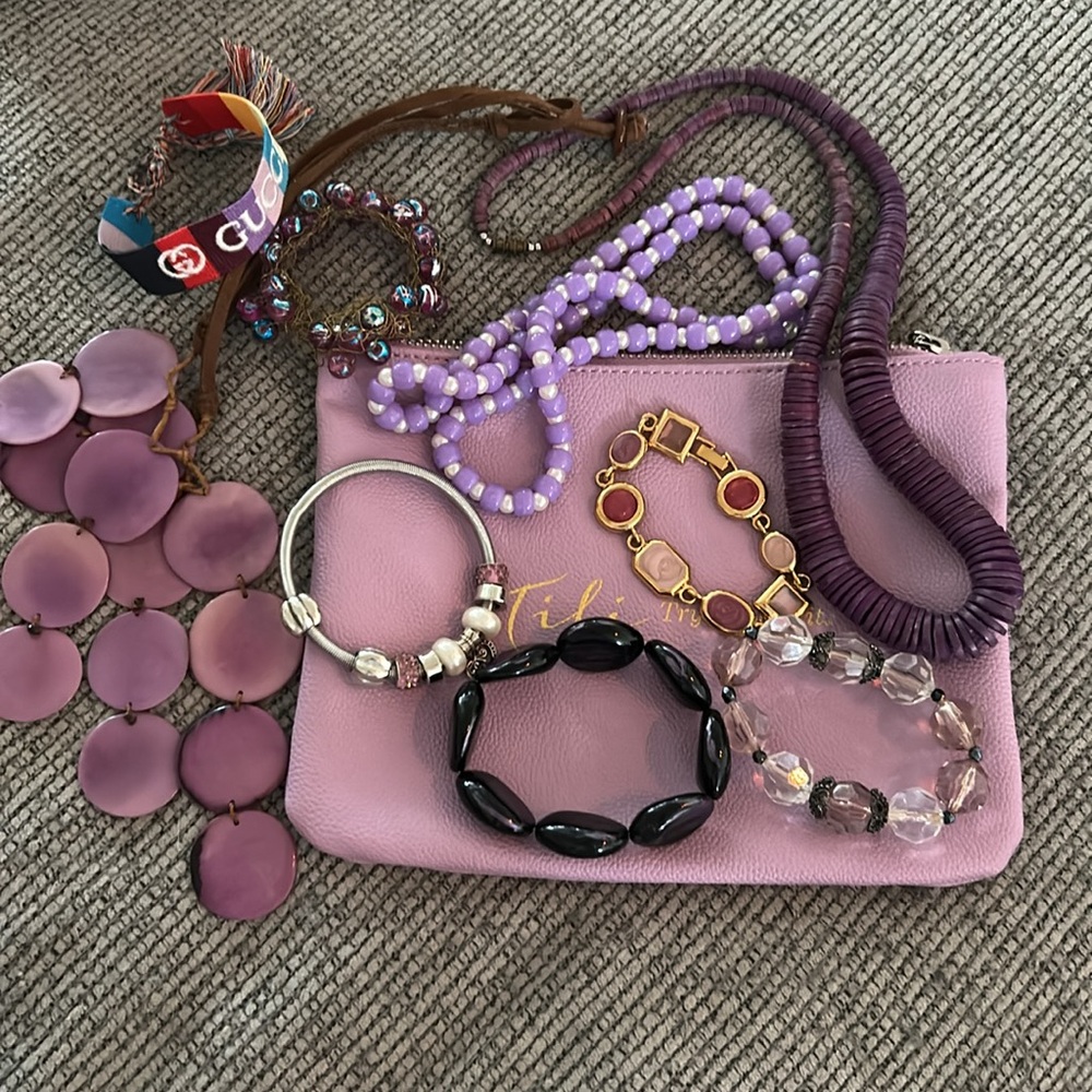 ❌last day❌ Jewelry bundle x9 pieces 3 necklace, 5 bracelet and Tili makeup bag